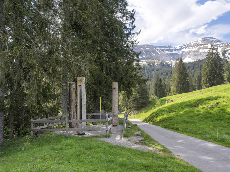Klangskulptur Einklang-Nachklang am Klangweg Toggenburg mit Bergpanorama