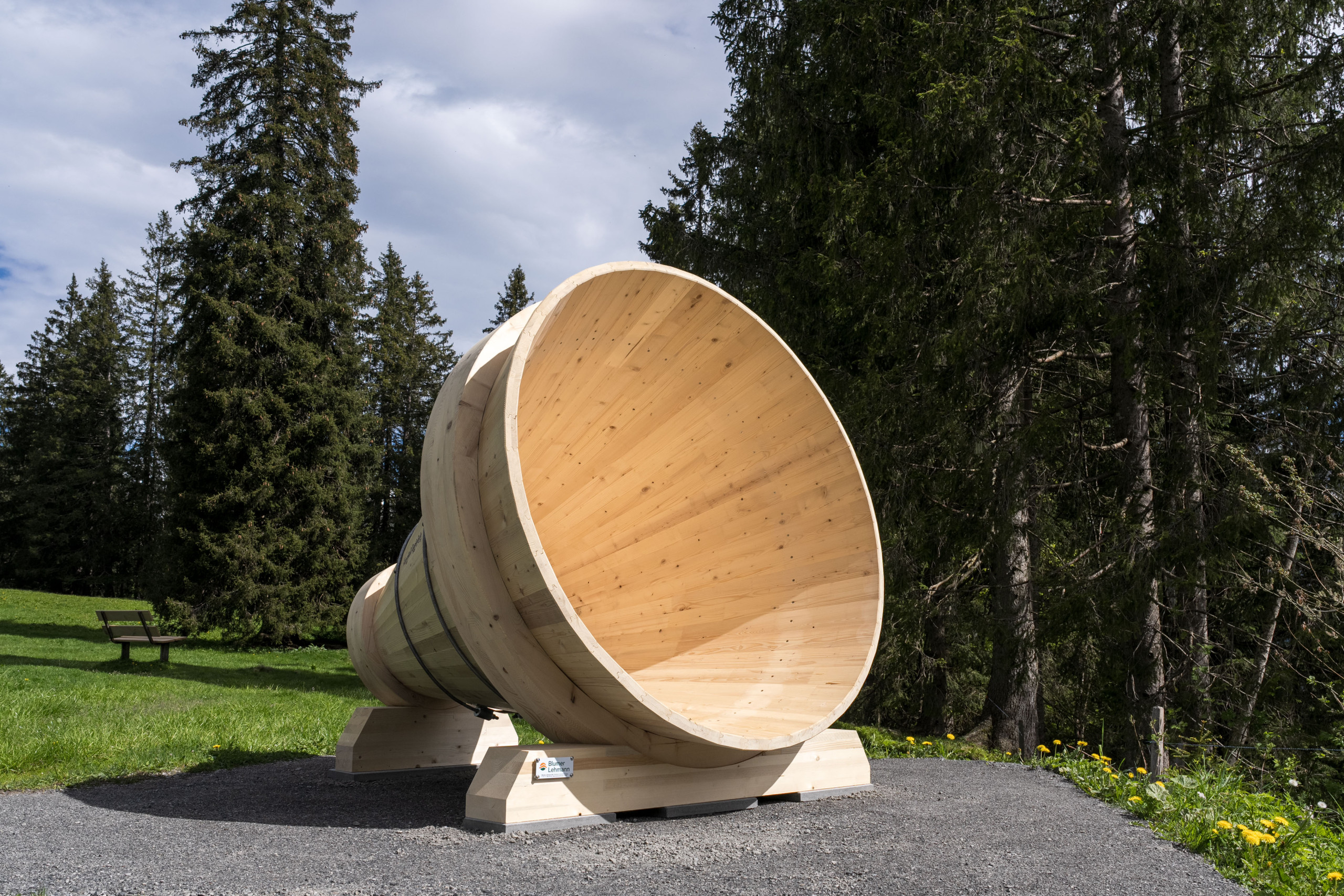 2x3m grosser Betruftrichter am Waldrand des Klangweg Toggenburg