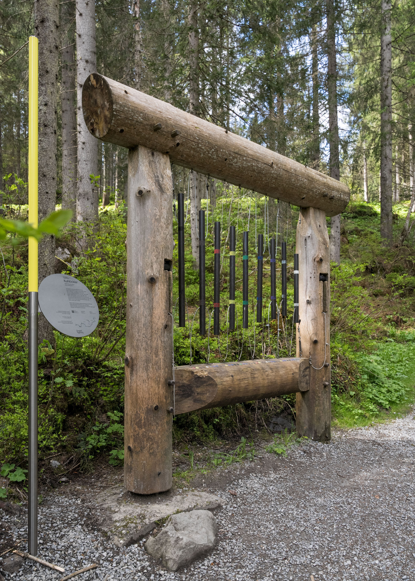 Kuhlöklter Skulptur, ein Holzrahmen mit 9 Klangstäben im Wald auf dem Klangweg Toggenburg
