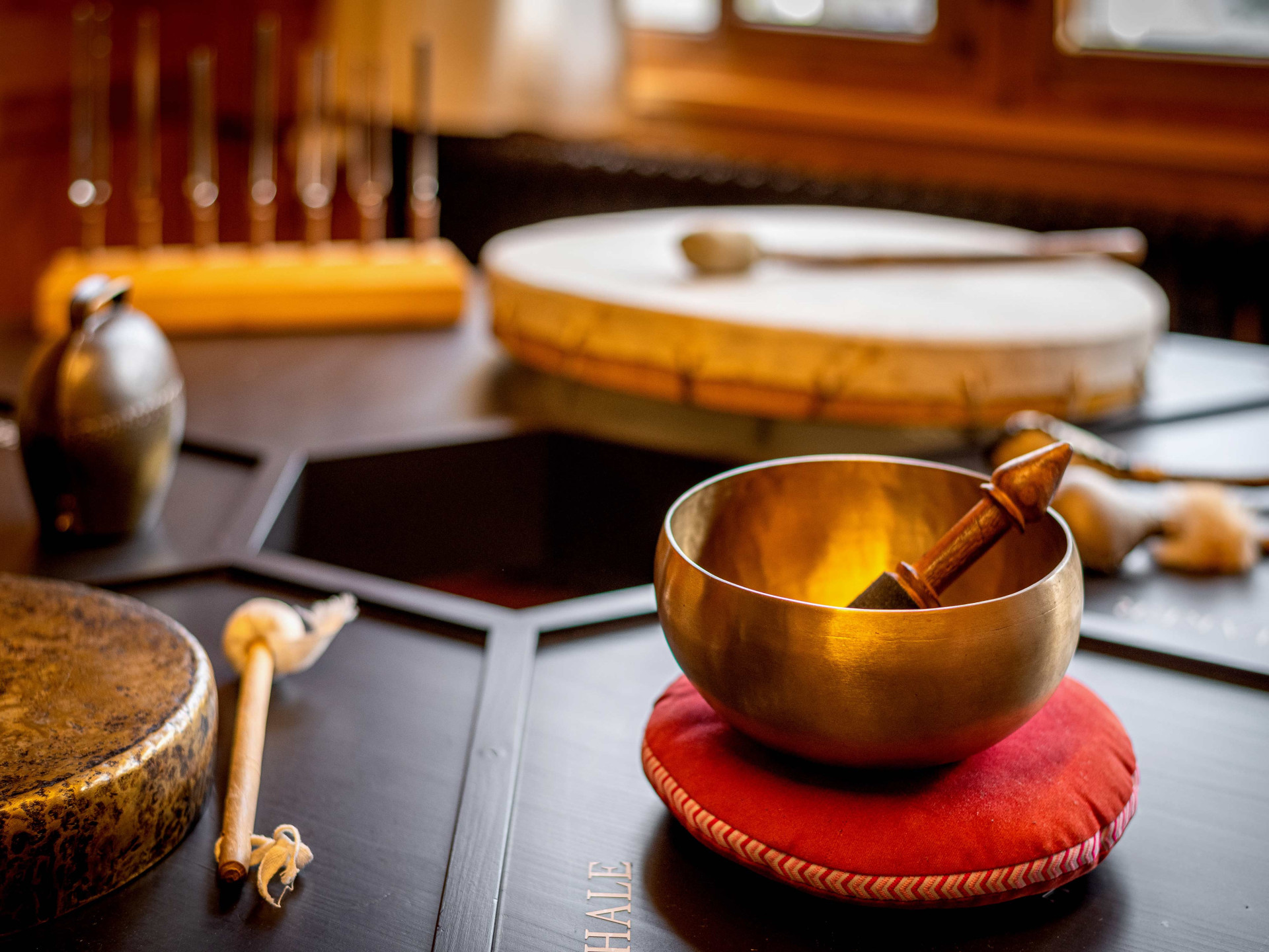 Heilende Klänge mit Klangmassage Trommeln und Klangschale