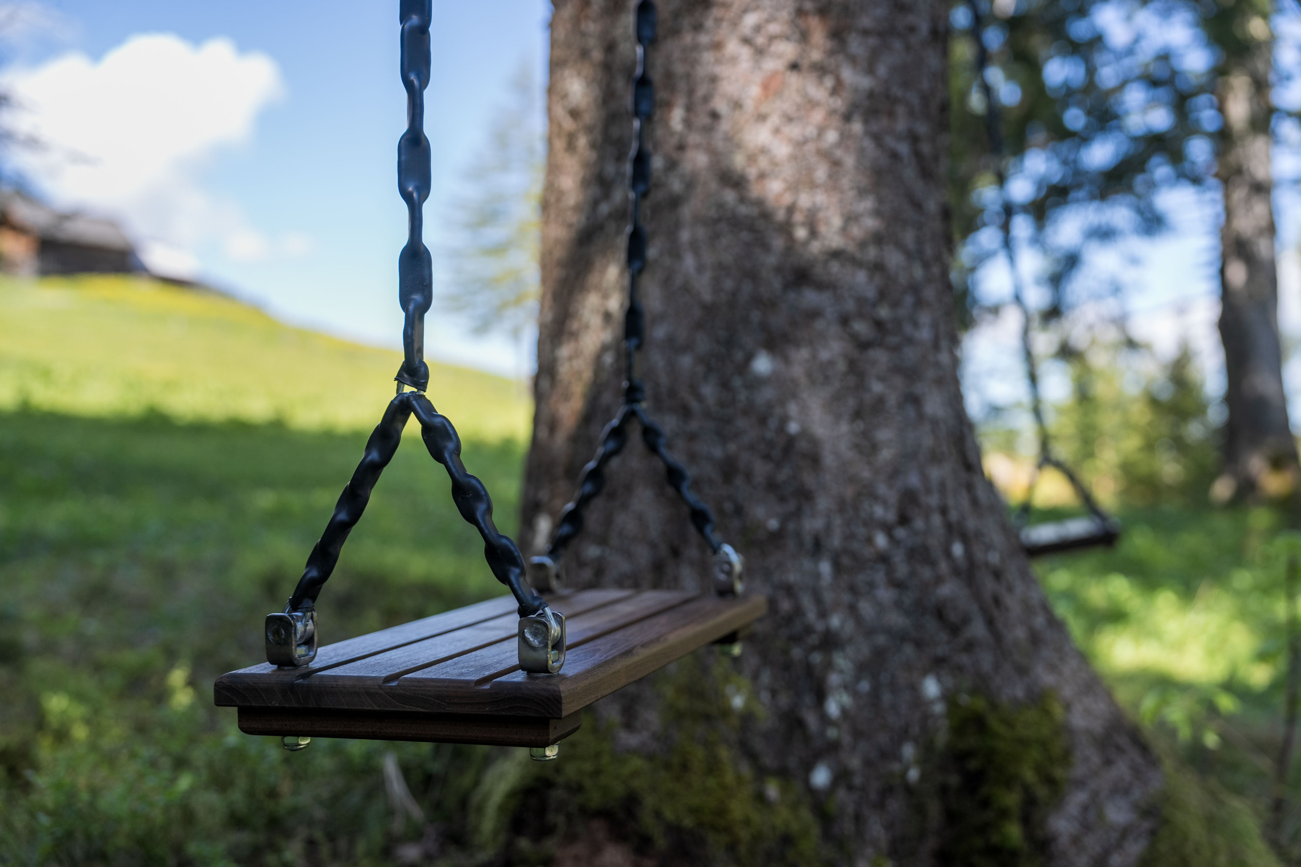 Die beiden Schaukeln je auf einer Seite des Baumstamms der Klangskulptur Der Baum