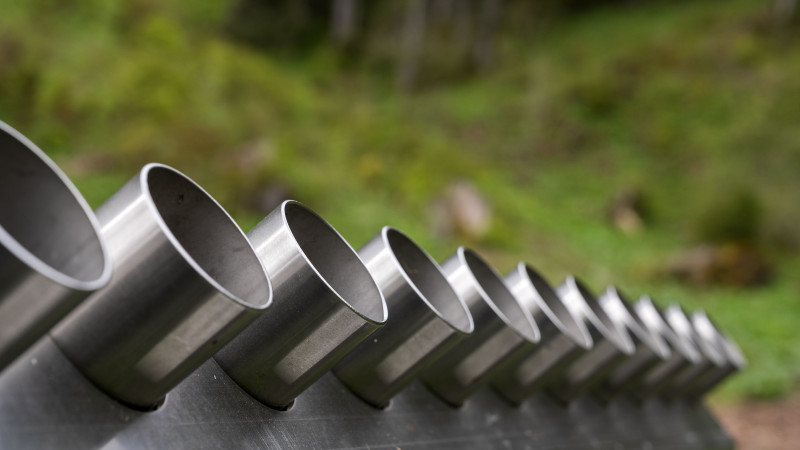 11 Röhren der überdimensionalen Panflöte mitten im Wald