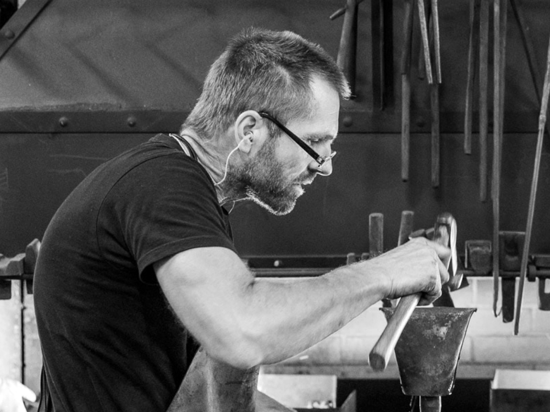 René Soller sitzt in der Werkstatt