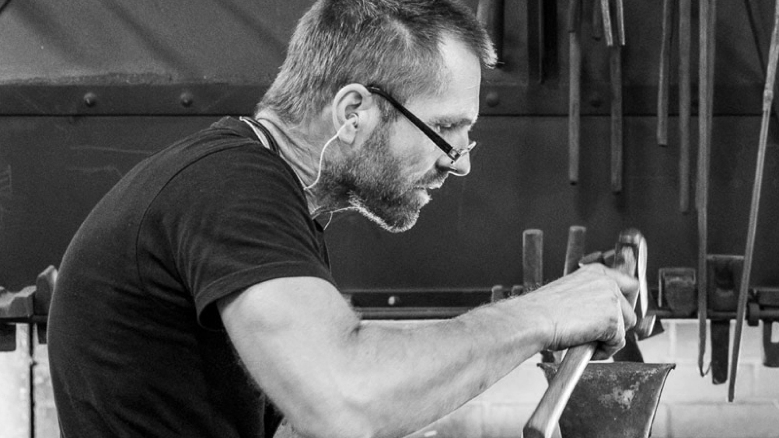 René Soller sitzt in der Werkstatt