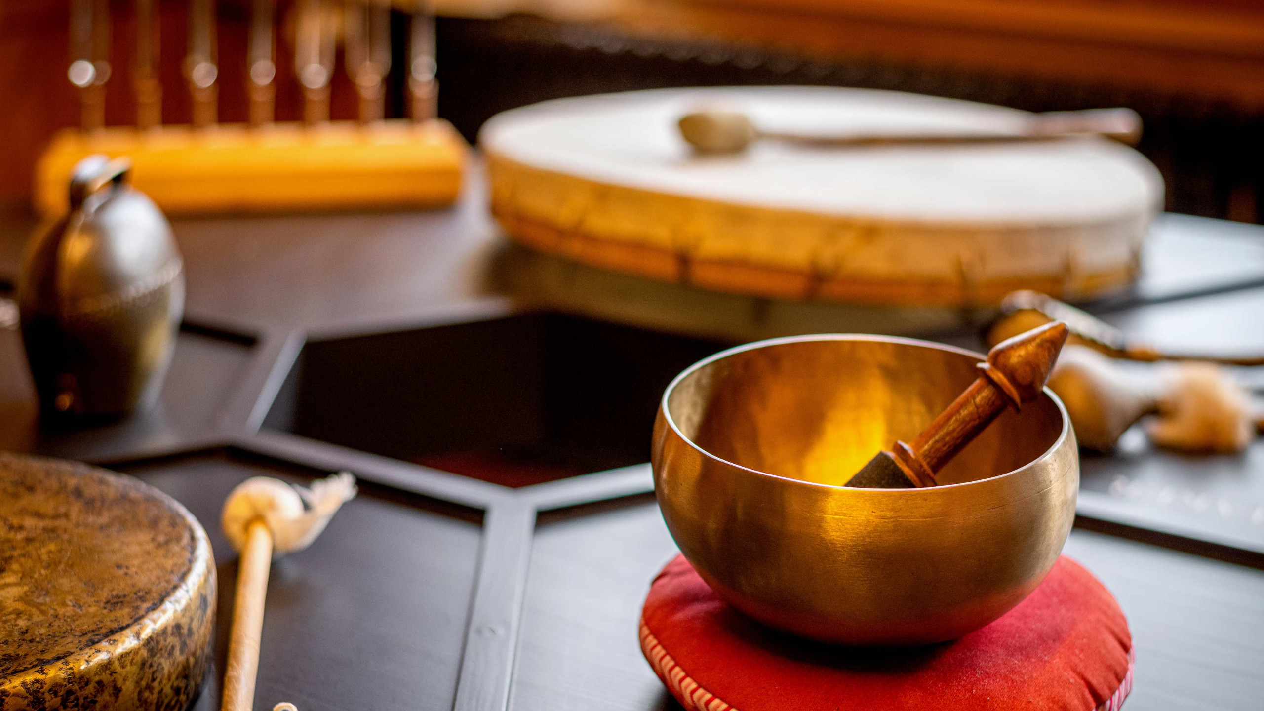 Heilende Klänge mit Klangmassage Trommeln und Klangschale