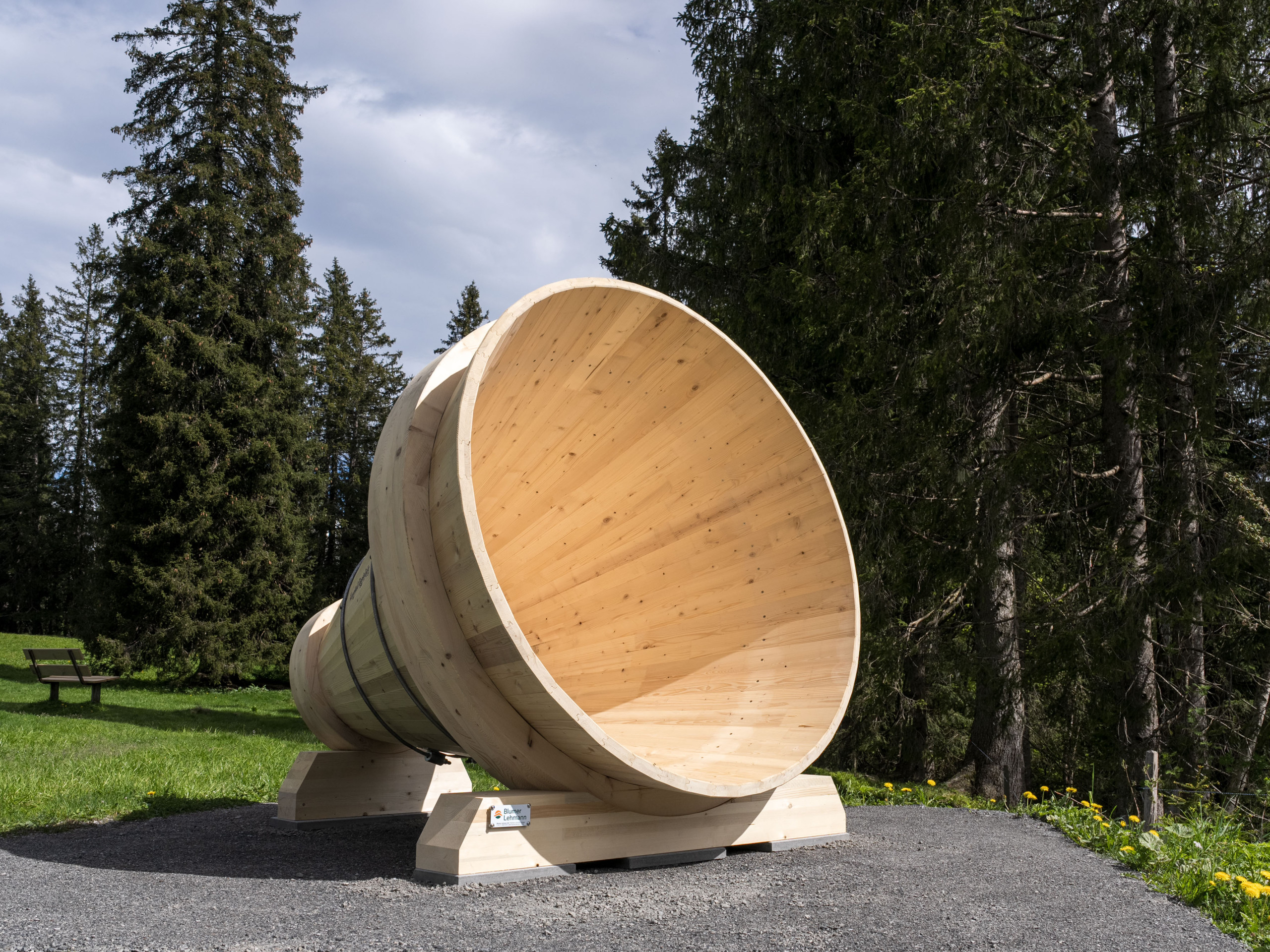 2x3m grosser Betruftrichter am Waldrand des Klangweg Toggenburg