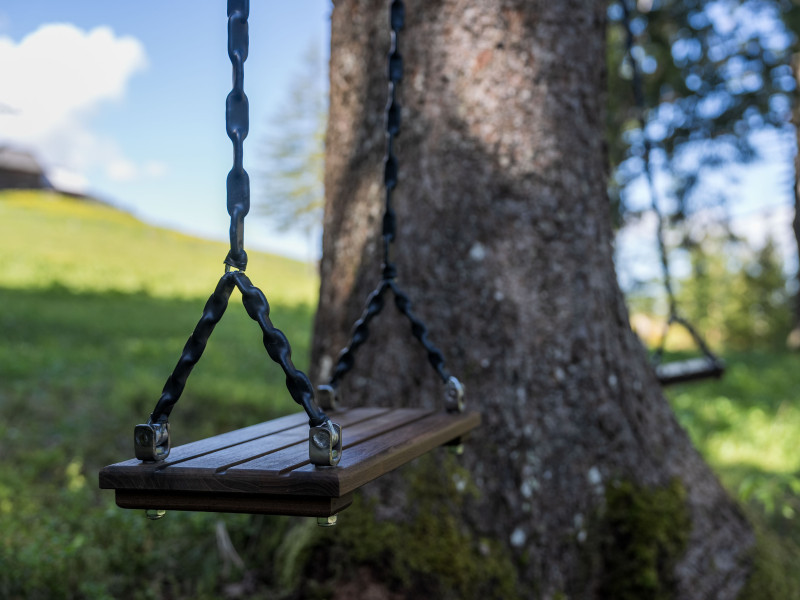 Die beiden Schaukeln je auf einer Seite des Baumstamms der Klangskulptur Der Baum