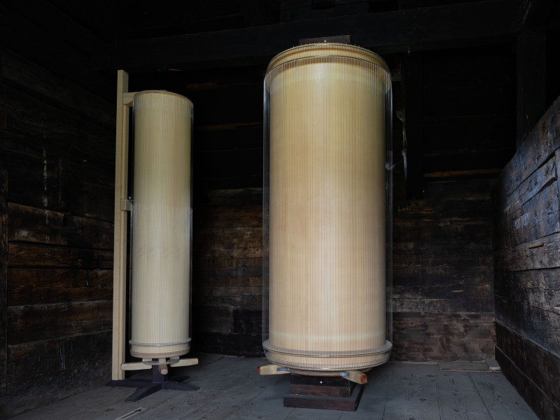 2 Klangmühlen in einem alten Schopf mühlen Grund- und Obertöne.