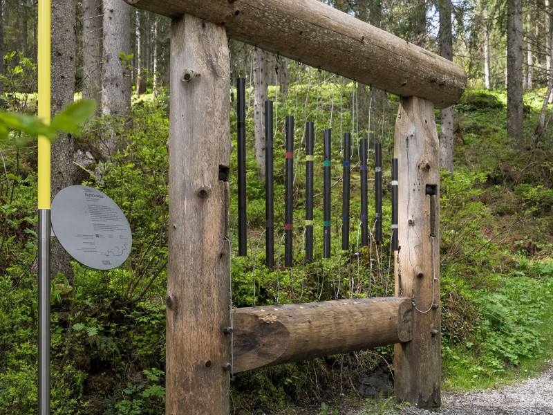 Kuhlöklter Skulptur, ein Holzrahmen mit 9 Klangstäben im Wald auf dem Klangweg Toggenburg