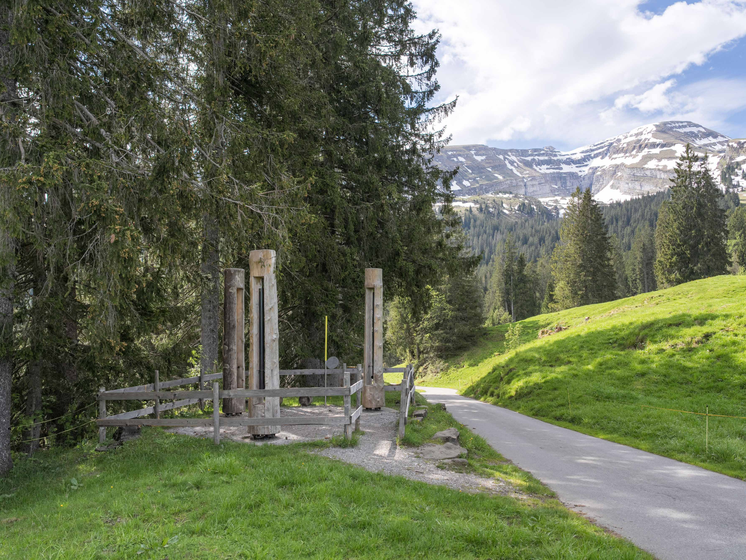 Klangskulptur Einklang-Nachklang am Klangweg Toggenburg mit Bergpanorama