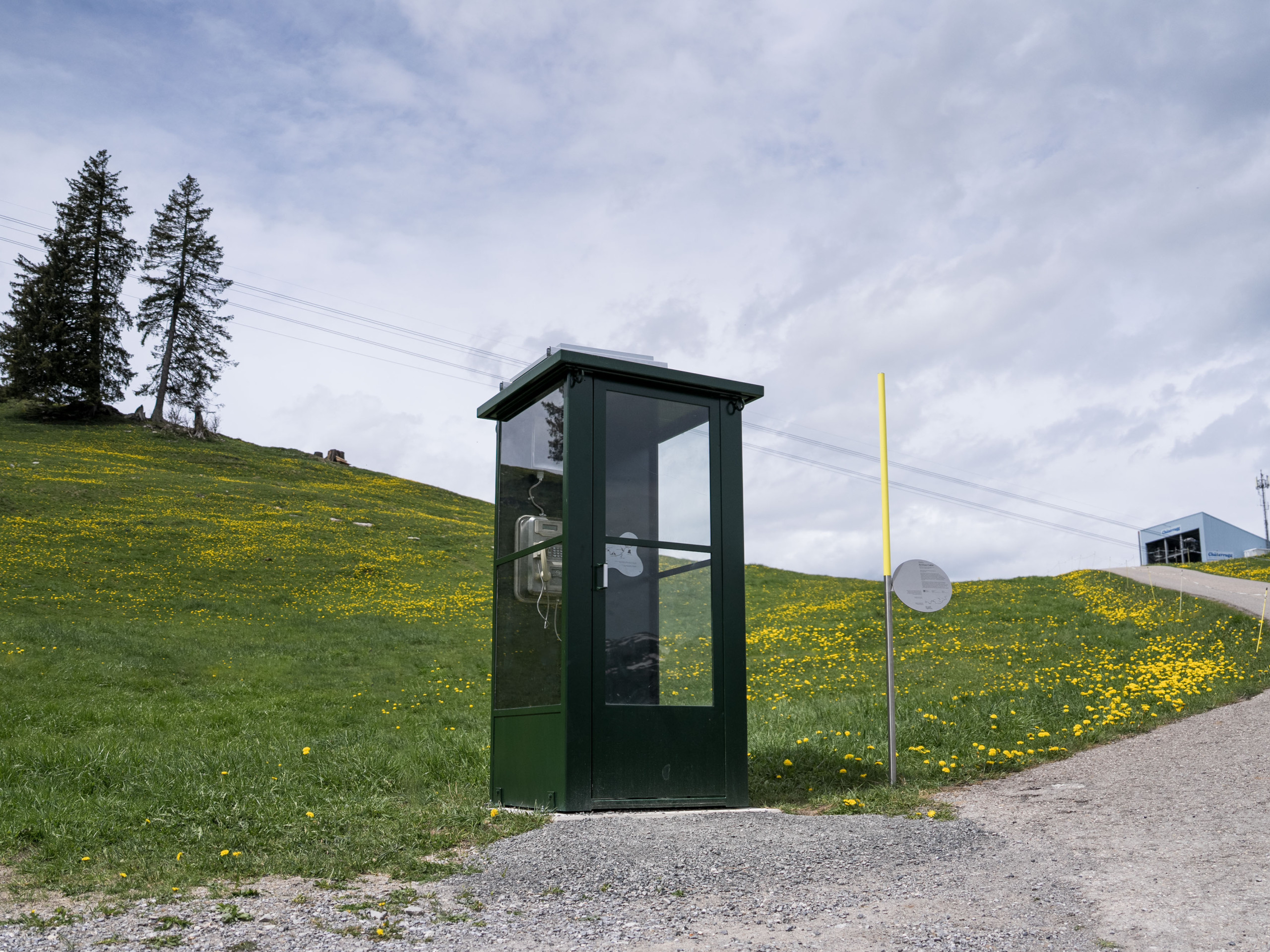 Alte Telefonkabine mitten auf dem Klangweg Toggenburg