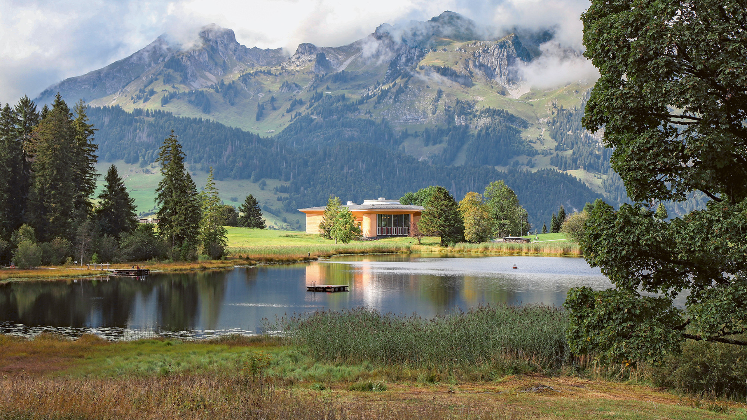 Klanghaus mit Schwendisee und Bergen