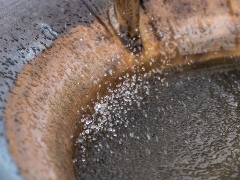 Das sprudelnde Wasser der Skulptur Hüpfwasser im Metallbecken
