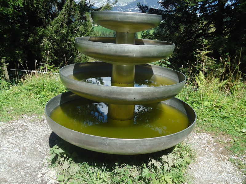 Die Skulptur Klangschalenbaum besteht aus vier übereinanderliegenden, unterschiedlich grossen Klangschalen welche mit Wasser gefüllt sind