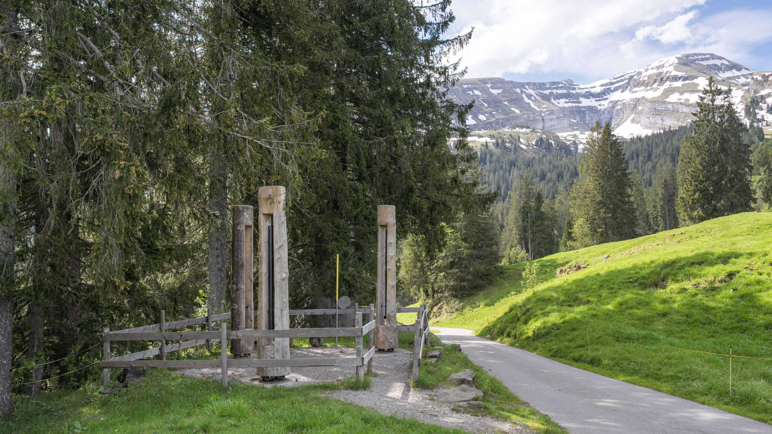 Klangskulptur Einklang-Nachklang am Klangweg Toggenburg mit Bergpanorama